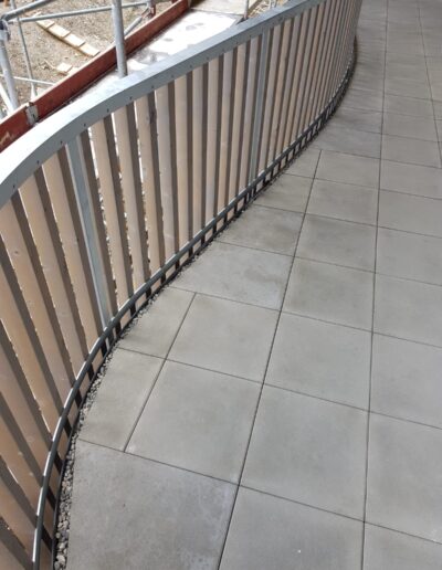 Plattenbelage, Kurvige Terrasse mit Fliesen und Geländer