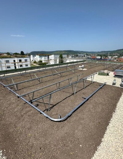 Dach mit Metallrahmen und Kies