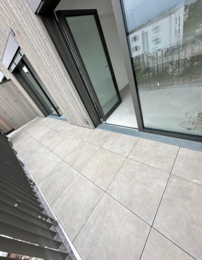 Moderne Terrasse mit großen Fliesen