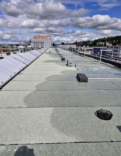 Flachdach mit Wolken und Geräten