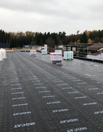 Flachdach mit Materialien und Solarpanelen