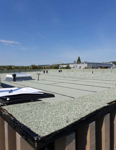 Flachdach mit Sonnenlicht und Aussicht