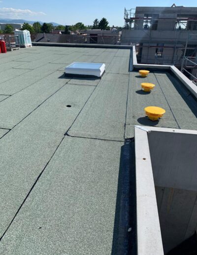 Flachdach mit Belüftungsöffnungen und Lichtkuppel