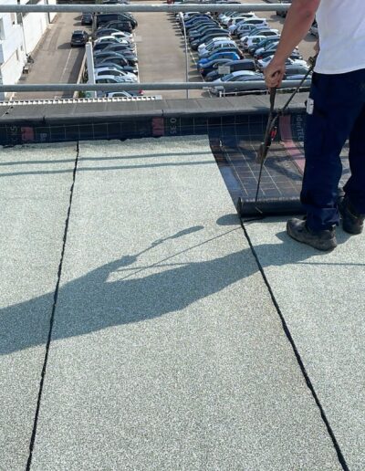 Dachdecker arbeitet auf Flachdach