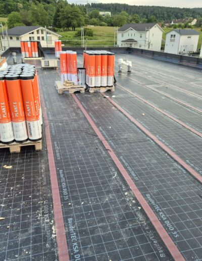 Dacharbeiten mit Materialien und Lagerung