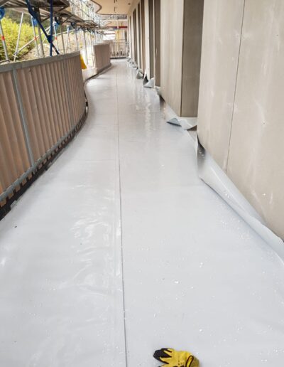 Flachdachneubau-u.-Sanierungen, Nasser, glatter Gang mit Bauarbeiten