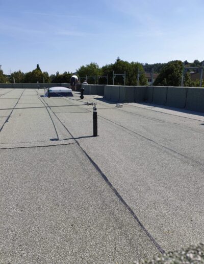 Flachdach mit Bauarbeiten und Werkzeugen