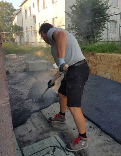 Mann arbeitet mit Gussasphaltschutzschicht