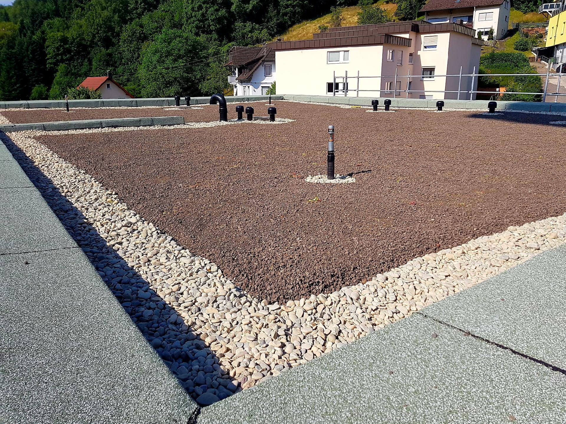 reichflachdachsystemleistung Hintergrund (4) Flachdach mit Kies und Pflanzen | Flachdachberatung von REiCH Flachdachsystemleistung GmbH